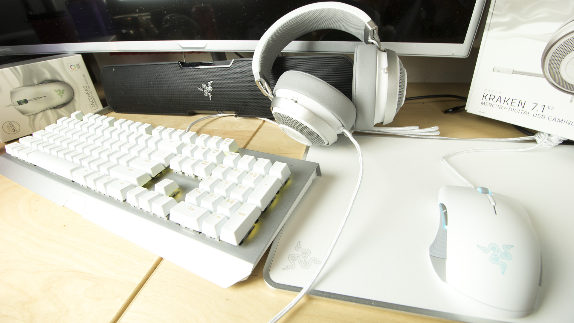 Razer white. Razer BLACKWIDOW White. Razer White Setup. Белый комплект Razer. Mercury White.