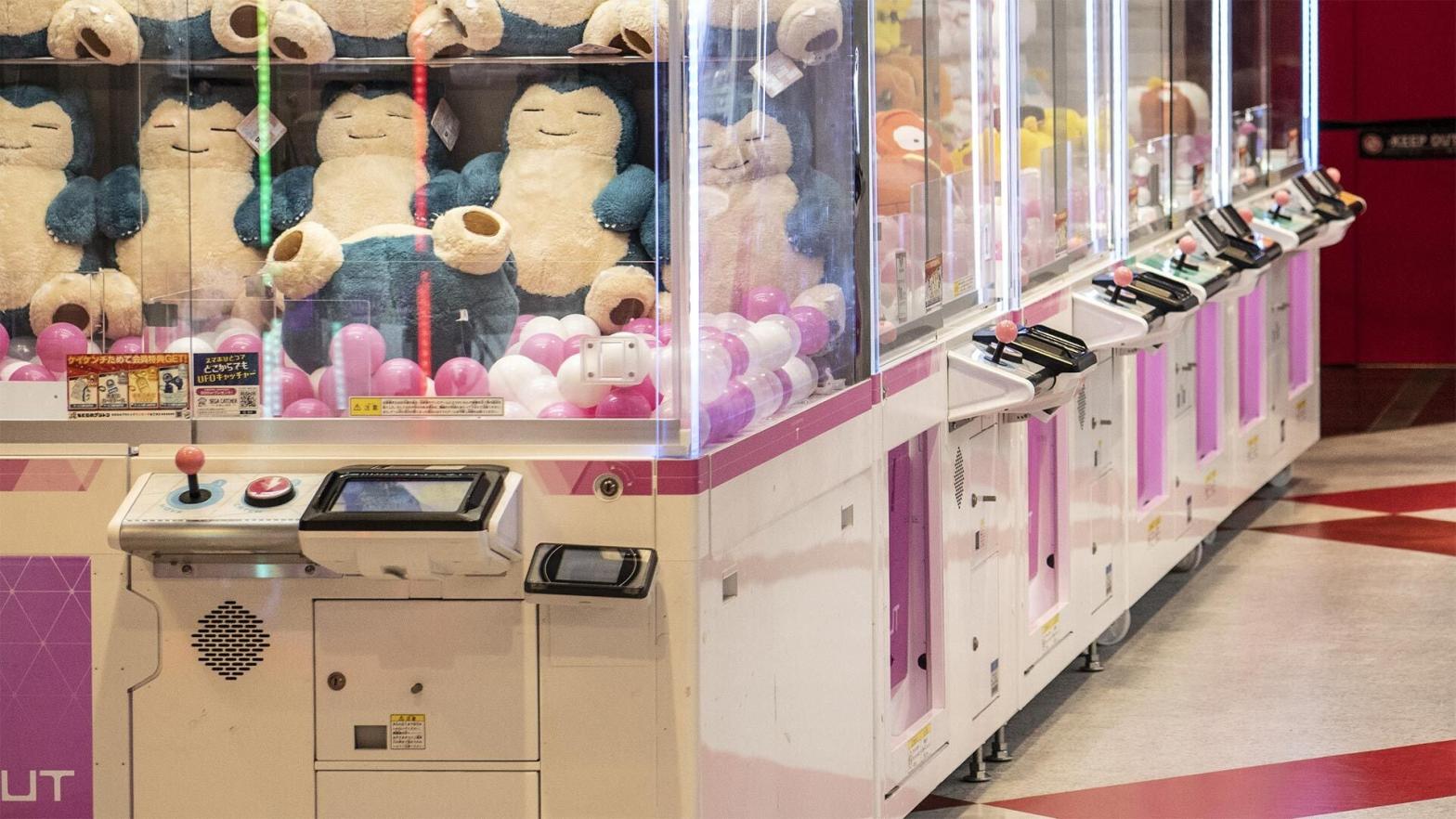 Crane game machines at another Tokyo arcade in November 2020.  (Photo: Carl Court, Getty Images)